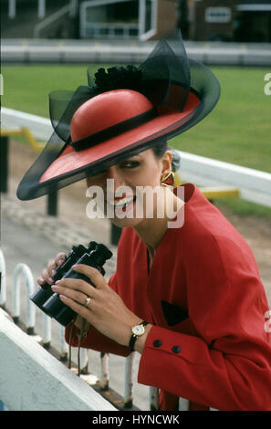 Onorevoli giorno racing fashion Hat moda modelli di modellazione Gran Bretagna 1989 Foto Stock