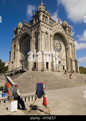 Il vecchio fotografo di moda di attesa per i clienti di Santa Luzia Chiesa - Viana do Castelo - Portogallo Foto Stock