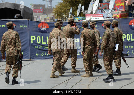 Lahore, Pakistan. 5 Aprile, 2017. Gli investigatori pakistano esaminare la scena di un attentato alla bomba che si rivolge ad una squadra di soldati dell esercito che accompagnano il censimento della popolazione di team di Lahore on April 05, 2017. Almeno sei persone di cui quattro soldati sono stati uccisi mentre 18 sono stati feriti nel bombardamento, secondo i resoconti dei mass media. Un attentatore suicida fatte detonare la sua esplosivi nei pressi di un veicolo che trasporta il censimento dei lavoratori in Pakistan orientale Mercoledì, uccidendo sei persone, Credito: PACIFIC PRESS/Alamy Live News Foto Stock