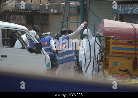 Lahore, Pakistan. 5 Aprile, 2017. Gli investigatori pakistano esaminare la scena di un attentato alla bomba che si rivolge ad una squadra di soldati dell esercito che accompagnano il censimento della popolazione di team di Lahore on April 05, 2017. Almeno sei persone di cui quattro soldati sono stati uccisi mentre 18 sono stati feriti nel bombardamento, secondo i resoconti dei mass media. Un attentatore suicida fatte detonare la sua esplosivi nei pressi di un veicolo che trasporta il censimento dei lavoratori in Pakistan orientale Mercoledì, uccidendo sei persone, Credito: PACIFIC PRESS/Alamy Live News Foto Stock