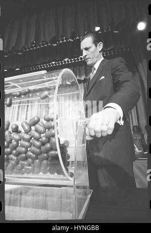 Curtis W. Tarr, direttore del servizio selettivo sistema, ruota il tamburo contenente le capsule di progetto di numeri al progetto annuale lotteria. Washington, DC, 2/2/1972. Thomas O'Halloran, fotografo. Foto Stock