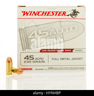 Winneconne, WI - 31 Marzo 2017: casella di Winchesterl munizioni in .45 ACP isolato su un background. Foto Stock
