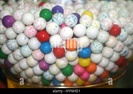 Multicolore palle di gomma dolce, multi-colore palle di gomma in un enorme vaso di vetro Foto Stock