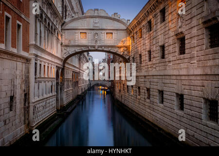 Venezia, Italia - CIRCA NEL MAGGIO 2015: Ponte dei Sospiri al crepuscolo in San Marco, Venezia. Foto Stock