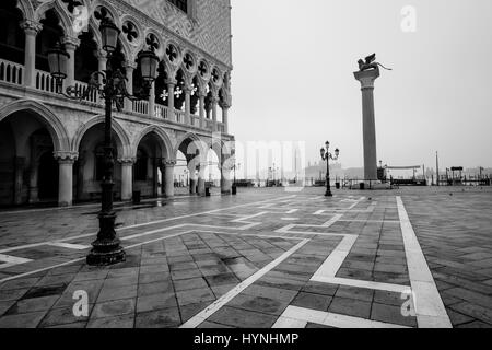 Venezia, Italia - CIRCA NEL MAGGIO 2015: Piazza San Marco e il Palazzo Ducale di San Giorgio Maggiore dietro. Foto Stock