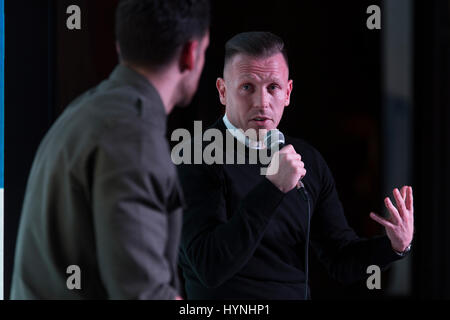 Bierkeller Cardiff, Regno Unito. Xv Febbraio 2017 Huw giorno Cardiff city's sales & marketing manager pone domande per Craig Bellamy 37 Cardiff risponde a queste q Foto Stock