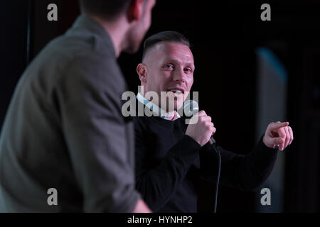 Bierkeller Cardiff, Regno Unito. Xv Febbraio 2017 Huw giorno Cardiff city's sales & marketing manager pone domande per Craig Bellamy 37 Cardiff risponde a queste qu Foto Stock