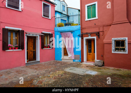 Venezia, Italia - CIRCA NEL MAGGIO 2015: Vista di case colorate di Burano, Venezia. Foto Stock