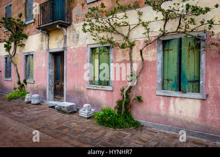 Venezia, Italia - CIRCA NEL MAGGIO 2015: tipica facciata a Torcello, Venezia. Foto Stock