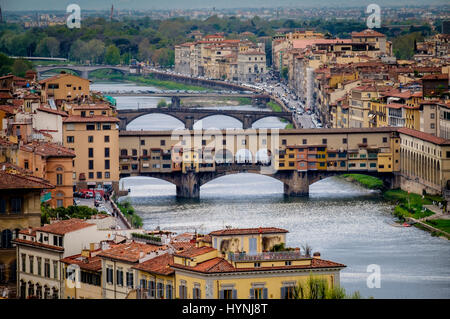 Firenze, Italia - CIRCA NEL MAGGIO 2015: Ponte Vecchio e sul fiume Arno a Firenze, Italia. Foto Stock