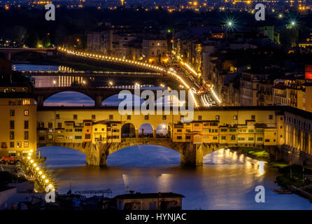 Firenze, Italia - CIRCA NEL MAGGIO 2015: Ponte Vecchio e sul fiume Arno a Firenze, Italia. Foto Stock