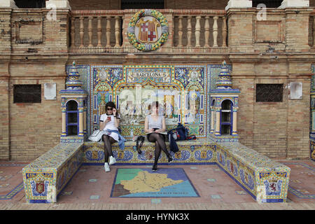 In ceramica con piastrelle Azulejos banco provinciale o alcova di Barcellona sulla Plaza de España nel Parque de Maria Luisa Siviglia Sevilla Spagna Foto Stock