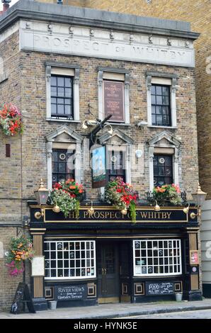 WAPPING LONDON REGNO UNITO 16 Settembre 2014: Prospettiva di Whitby pub Wapping Foto Stock