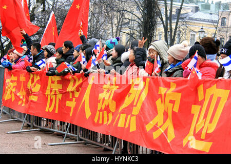 HELSINKI, Finlandia - 5 Aprile 2017: Il popolo cinese ondata finlandese e bandiere cinesi in attesa di vedere il Presidente Xi Jinping chi è in visita in Finlandia. Foto Stock