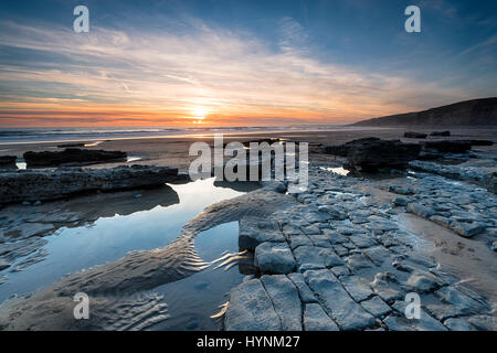 Pavimenti calcarei sulla spiaggia di Dunraven Bay a Southerndown nel Vale of Glamorgan nel Galles del Sud Foto Stock