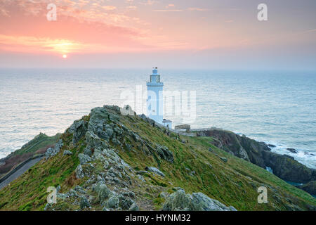 Sunrise al punto iniziale faro sulla costa sud del Devon Foto Stock