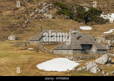 New Scenic 5 posti alto pascolo alpino Velika planina e tradizionale vecchio pastore in legno cottages in Slovenia Foto Stock