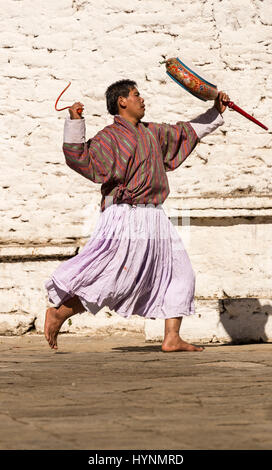 Bhutanesi monaco buddista dancing in costume tradizionale Foto Stock