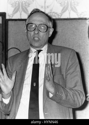 Rt. L'on. Donald Dewar, Shadow il Segretario di Stato per la Scozia e il partito laburista membro del Parlamento per Glasgow Garscaddon, parla a un incontro della frangia durante il Trades Union Congress di Blackpool, in Inghilterra il 4 settembre 1989. Foto Stock