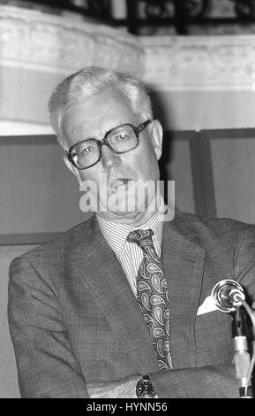 Rt. L'on. Douglas HURD, Segretario di Stato per gli Affari Esteri e del Commonwealth e membro del partito conservatore del Parlamento per Witney, assiste una frangia incontro alla conferenza di partito di Blackpool, in Inghilterra il 10 ottobre 1989. Foto Stock