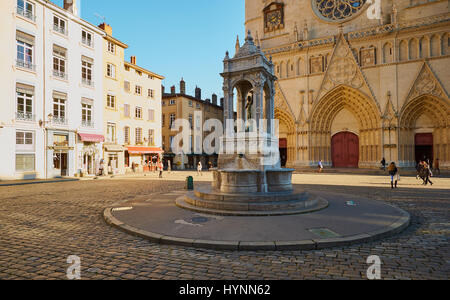 Cattedrale di Lione (Cathedrale Saint-Jean-Baptiste de Lyon) e la fontana scultura, luogo St Jean in Vieux-Lyon, il più antico della città distretto, Lione, Auvergn Foto Stock