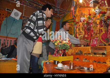 Gli indù del Kashmir eseguire Pooja su Navratri--o i nove giorni sacri- per contrassegnare il più felice giorno del calendario lunare nell'Induismo. Foto Stock