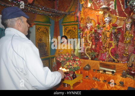 Gli indù del Kashmir eseguire Pooja su Navratri--o i nove giorni sacri- per contrassegnare il più felice giorno del calendario lunare nell'Induismo. Foto Stock