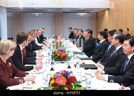 Helsinki, Finlandia. 5 apr, 2017. Il presidente cinese Xi Jinping incontra il primo ministro finlandese Juha Sipila a Helsinki in Finlandia, 5 aprile 2017. Credito: Rao Ainmin/Xinhua/Alamy Live News Foto Stock