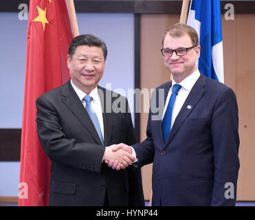 Helsinki, Finlandia. 5 apr, 2017. Il presidente cinese Xi Jinping (L) incontra il primo ministro finlandese Juha Sipila a Helsinki in Finlandia, 5 aprile 2017. Credito: Zhang Duo/Xinhua/Alamy Live News Foto Stock