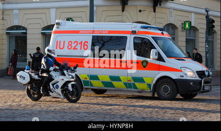 Helsinki, Finlandia. 5 Aprile, 2017. Motociclo poliziotto e cura intensiva ambulanza garantire la sicurezza del Presidente Xi Jinping Credito: Hannu Mononen/Alamy Live News Foto Stock