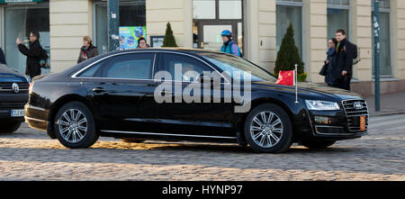 Helsinki, Finlandia. 5 Aprile, 2017. Presidente Xi Jinping della Repubblica popolare cinese viaggi a Helsinki con alta protezione limousine del Presidente finlandese Credito: Hannu Mononen/Alamy Live News Foto Stock