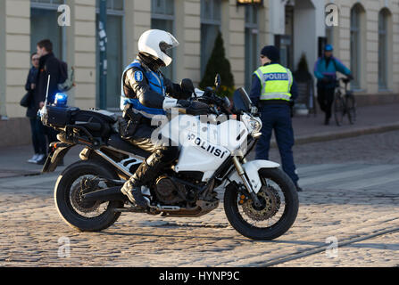 Helsinki, Finlandia. 5 Aprile, 2017. Motociclo poliziotto assicura la sicurezza del Presidente Xi Jinping Credito: Hannu Mononen/Alamy Live News Foto Stock