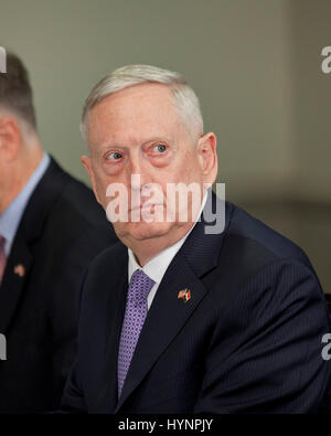 Aprile 05, 2017, Washington DC USA: il Segretario della Difesa Jim Mattis si compiace dell'Egitto presidente, Sua Eccellenza Abdel Fattah el-Sisi, al Pentagono.Credit: B Christopher/Alamy Live News Foto Stock