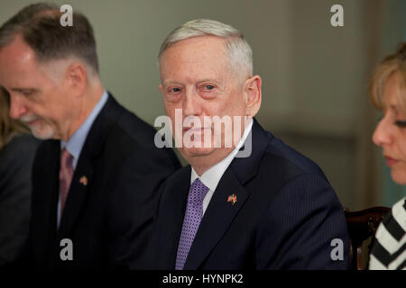 Aprile 05, 2017, Washington DC USA: il Segretario della Difesa Jim Mattis si compiace dell'Egitto presidente, Sua Eccellenza Abdel Fattah el-Sisi, al Pentagono.Credit: B Christopher/Alamy Live News Foto Stock