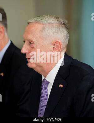 Aprile 05, 2017, Washington DC USA: il Segretario della Difesa Jim Mattis si compiace dell'Egitto presidente, Sua Eccellenza Abdel Fattah el-Sisi, al Pentagono.Credit: B Christopher/Alamy Live News Foto Stock