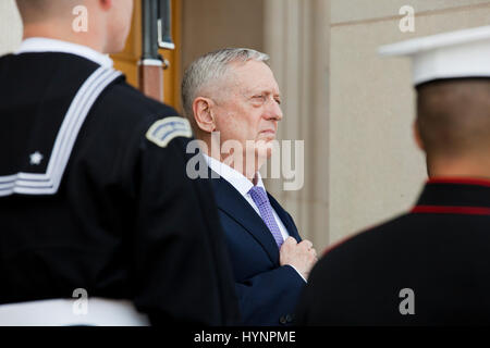 Aprile 05, 2017, Washington DC USA: il Segretario della Difesa Jim Mattis si compiace dell'Egitto presidente, Sua Eccellenza Abdel Fattah el-Sisi, al Pentagono.Credit: B Christopher/Alamy Live News Foto Stock