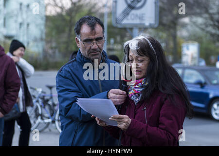 Berlin, Berlin, Germania. 5 apr, 2017. La famiglia e gli amici di BURAK BEKTAS insieme con i genitori del cittadino britannico Luke Holland, assassinato nel settembre 2015, durante una rivelazione di un memoriale per BURAK BEKTAS. Neukoelln resident BURAK BEKTAS ha sparato e ucciso il 5 di Aprile 2012 da un autore sconosciuto. Due dei suoi amici sono stati gravemente feriti ma sopravvissuti alla ripresa. L' omicidio mostra somiglianze al 2000-2007 anti-immigrati serie di omicidio del NSU (socialista nazionale sotterraneo) '"' una supremazia bianca gruppo terroristico. Credito: Jan Scheunert/ZUMA filo/Alamy Live News Foto Stock