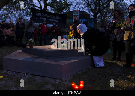 Berlin, Berlin, Germania. 5 apr, 2017. La famiglia e gli amici di BURAK BEKTAS insieme con i genitori del cittadino britannico Luke Holland, assassinato nel settembre 2015, durante una rivelazione di un memoriale per BURAK BEKTAS. Neukoelln resident BURAK BEKTAS ha sparato e ucciso il 5 di Aprile 2012 da un autore sconosciuto. Due dei suoi amici sono stati gravemente feriti ma sopravvissuti alla ripresa. L' omicidio mostra somiglianze al 2000-2007 anti-immigrati serie di omicidio del NSU (socialista nazionale sotterraneo) '"' una supremazia bianca gruppo terroristico. Credito: Jan Scheunert/ZUMA filo/Alamy Live News Foto Stock