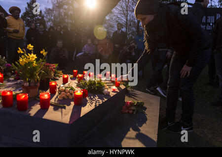 Berlin, Berlin, Germania. 5 apr, 2017. La famiglia e gli amici di BURAK BEKTAS insieme con i genitori del cittadino britannico Luke Holland, assassinato nel settembre 2015, durante una rivelazione di un memoriale per BURAK BEKTAS. Neukoelln resident BURAK BEKTAS ha sparato e ucciso il 5 di Aprile 2012 da un autore sconosciuto. Due dei suoi amici sono stati gravemente feriti ma sopravvissuti alla ripresa. L' omicidio mostra somiglianze al 2000-2007 anti-immigrati serie di omicidio del NSU (socialista nazionale sotterraneo) '"' una supremazia bianca gruppo terroristico. Credito: Jan Scheunert/ZUMA filo/Alamy Live News Foto Stock