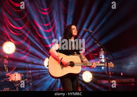 Edinburgh, Regno Unito. 5 Aprile, 2017. Amy Macdonald esegue sul palco di Usher Hall di Edimburgo, Regno Unito. Roberto Ricciuti/Alamy Live News Foto Stock