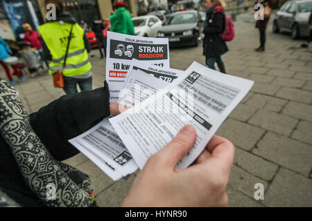 Gdansk, Polonia. 05 apr, 2017. I dimostranti sono visto il 5 aprile 2017 a Danzica, Polonia. I genitori e gli insegnanti protesta in tutto il paese contro la prevista dal governo polacco con la riforma del sistema di istruzione. Il governo intende fare lontano con il modello attuale di un 6 anno di scuola primaria, 3 anni di scuola media e 3 anno di scuola superiore e di tornare al vecchio sistema dell di 8 anni di scuola primaria e di 4 anno di scuola superiore, a partire dal 2017. Credito: Michal Fludra/Alamy Live News Foto Stock