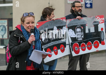 Gdansk, Polonia. 05 apr, 2017. I dimostranti sono visto il 5 aprile 2017 a Danzica, Polonia. I genitori e gli insegnanti protesta in tutto il paese contro la prevista dal governo polacco con la riforma del sistema di istruzione. Il governo intende fare lontano con il modello attuale di un 6 anno di scuola primaria, 3 anni di scuola media e 3 anno di scuola superiore e di tornare al vecchio sistema dell di 8 anni di scuola primaria e di 4 anno di scuola superiore, a partire dal 2017. Credito: Michal Fludra/Alamy Live News Foto Stock