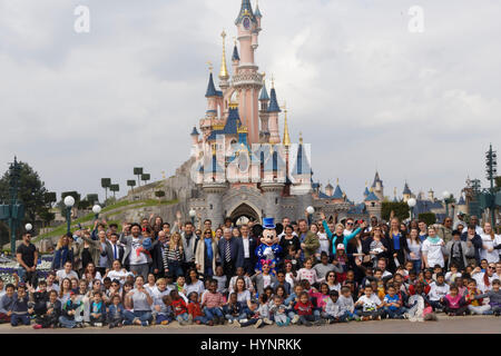 Parigi, Francia. 4 aprile 2017. Il Secours Populaire French celebra i 25 anni di "Copains du Monde" a Disneyland, Chessy, Francia. Foto Stock