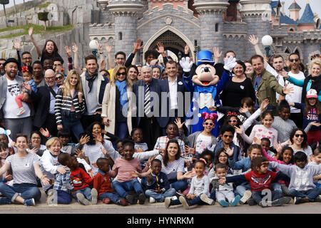 Parigi, Francia. 4 aprile 2017. Il Secours Populaire French celebra i 25 anni di "Copains du Monde" a Disneyland, Chessy, Francia. Foto Stock