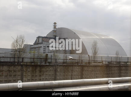 Kiev, Ucraina. 5 apr, 2017. Una vista generale del nuovo riparo protettivo sopra i resti del reattore nucleare unità 4 presso la centrale nucleare di Cernobyl, regione di Kiev, Ucraina, il 05 Aprile 2017.ucraini segnerà il 31 anniversario del disastro di Chernobyl la tragedia del 26 aprile 2017. L'esplosione dell'unità 4 della centrale nucleare di Chernobyl il 26 aprile 1986 è ancora considerato il più grande incidente nella storia dell energia nucleare. Credito: Serg Glovny/ZUMA filo/Alamy Live News Foto Stock