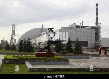 Kiev, Ucraina. 5 apr, 2017. Una vista generale del nuovo riparo protettivo sopra i resti del reattore nucleare unità 4 presso la centrale nucleare di Cernobyl, regione di Kiev, Ucraina, il 05 Aprile 2017.ucraini segnerà il 31 anniversario del disastro di Chernobyl la tragedia del 26 aprile 2017. L'esplosione dell'unità 4 della centrale nucleare di Chernobyl il 26 aprile 1986 è ancora considerato il più grande incidente nella storia dell energia nucleare. Credito: Serg Glovny/ZUMA filo/Alamy Live News Foto Stock