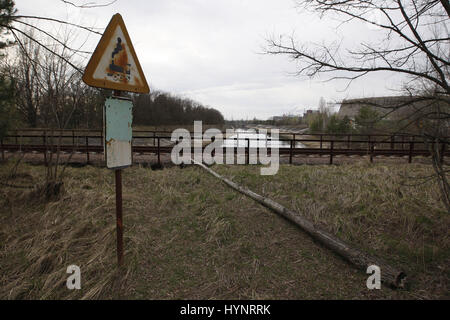 Kiev, Ucraina. 5 apr, 2017. Vista generale in 30 km Zona di esclusione intorno al reattore nucleare di Chernobyl, regione di Kiev, Ucraina, il 05 Aprile 2017.ucraini segnerà il 31 anniversario del disastro di Chernobyl la tragedia del 26 aprile 2017. L'esplosione dell'unità 4 della centrale nucleare di Chernobyl il 26 aprile 1986 è ancora considerato il più grande incidente nella storia dell energia nucleare. Credito: Serg Glovny/ZUMA filo/Alamy Live News Foto Stock