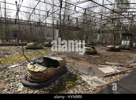 Kiev, Ucraina. 5 apr, 2017. Ex parco divertimenti della città abbandonate di pripjat city, vicino alla centrale nucleare di Cernobyl, nella regione di Kiev, Ucraina, il 05 Aprile 2017.ucraini segnerà il 31 anniversario del disastro di Chernobyl la tragedia del 26 aprile 2017. L'esplosione dell'unità 4 della centrale nucleare di Chernobyl il 26 aprile 1986 è ancora considerato il più grande incidente nella storia dell energia nucleare. Credito: Serg Glovny/ZUMA filo/Alamy Live News Foto Stock