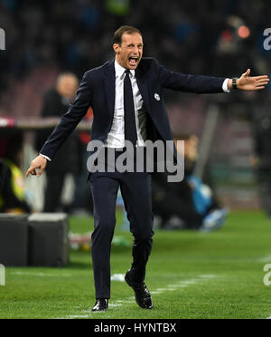 Napoli, Italia. 5 apr, 2017. La Juventus' allenatore Massimiliano Allegri gesti durante la Coppa Italia semifinale partita di ritorno gamba contro il Napoli a Napoli, Italia, Aprile 5, 2017. Credito: Alberto Lingria/Xinhua/Alamy Live News Foto Stock