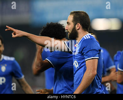 Napoli, Italia. 5 apr, 2017. La Juventus' Gonzalo Higuain festeggia dopo aver segnato il secondo obiettivo durante la Coppa Italia semifinale partita di ritorno in gamba tra Napoli e Juventus a Napoli, Italia, Aprile 5, 2017. Credito: Alberto Lingria/Xinhua/Alamy Live News Foto Stock